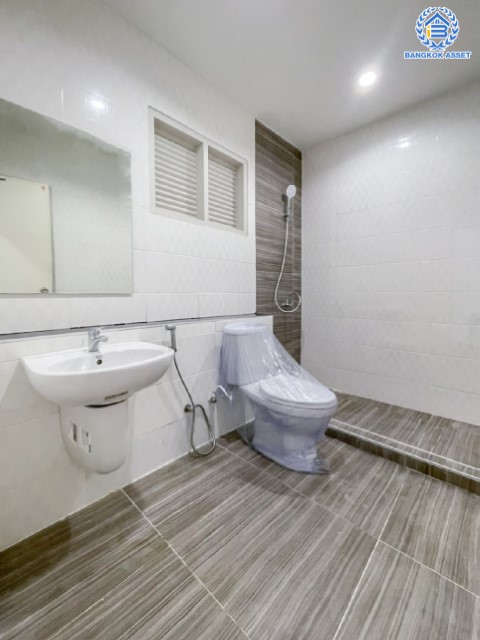 ทาวน์เฮ้าส์มือสองตกแต่งใหม่ ม.บุศรินทร์ บางบัวทอง บนเนื้อที่ 18 ตร.ว. ฟังก์ชัน 2 ห้องนอน 2 ห้องน้ำ 1 ที่จอดรถ ราคาถูกจนต้องรีบจอง! ทำเลดี เชื่อมต่อหลายเส้นทาง ถ.กาญจนาภิเษก, ถ.รัตนาธิเบศร์, ถ.บางกรวย-ไทรน้อย และใกล้เซ็นทรัลเวสต์เกต และรถไฟฟ้าสายสีม่วง "สถานีบางพลู" เพียง 5 นาที